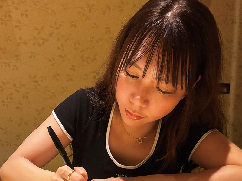 アンケートを書くマコちゃん